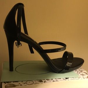 Steve Madden Black strappy heel